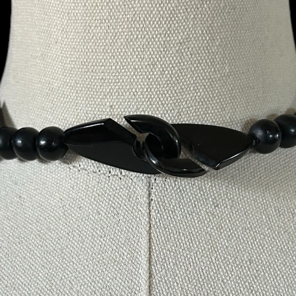 Very pretty black & pink inlay triple strand 1980s statement necklace. - Picture 4 of 6